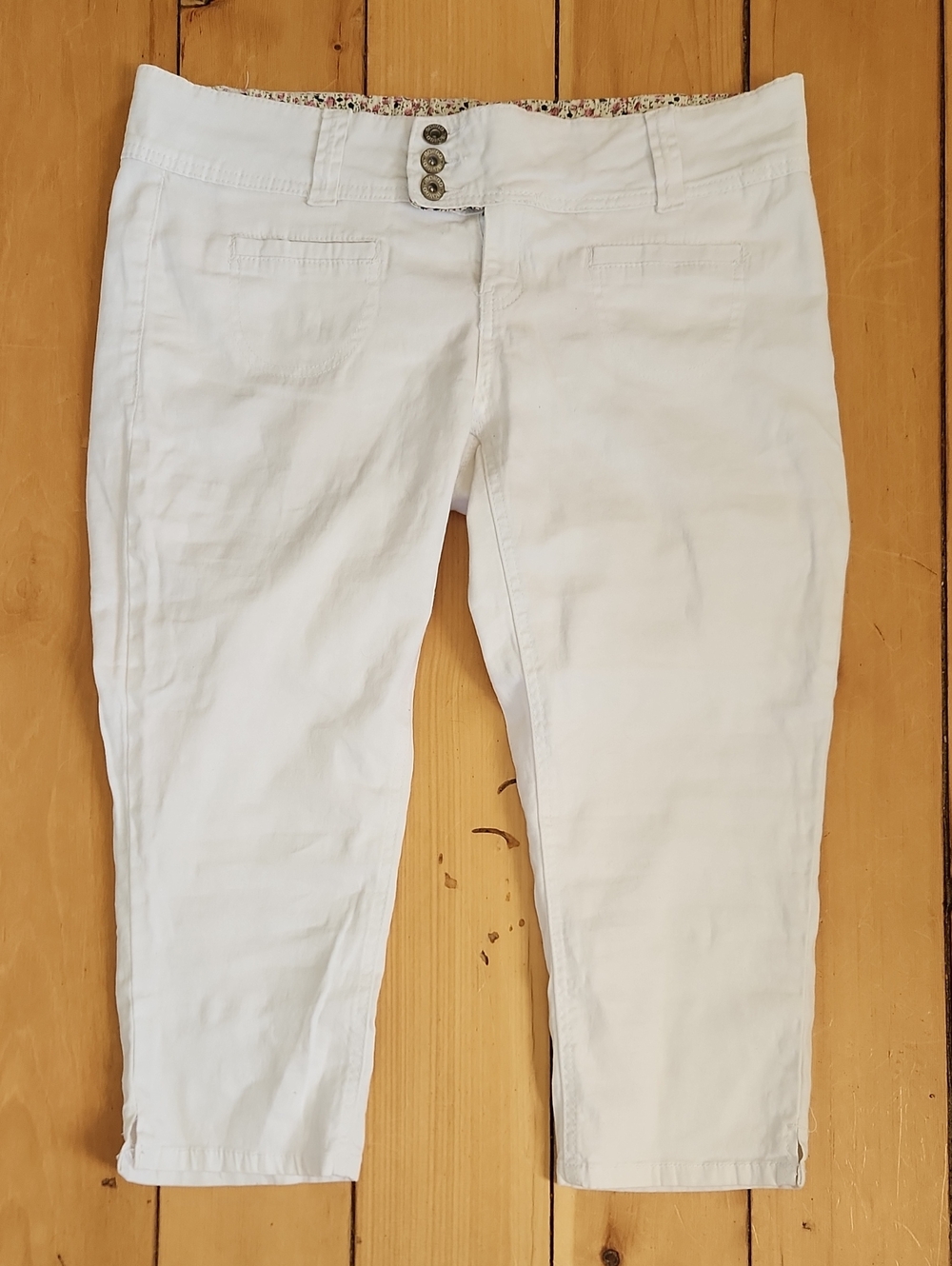 Y2K BONGO White Capris with Triple-Button Waist Size 15